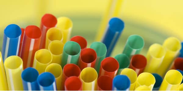 O que são microplásticos e o que os bares e restaurantes têm a ver com isso?